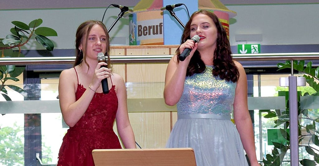 Anna und Natalie sangen "Riptide" und trugen damit wie Tobias und Sebastian zum Programm der Abschlussfeier bei.
