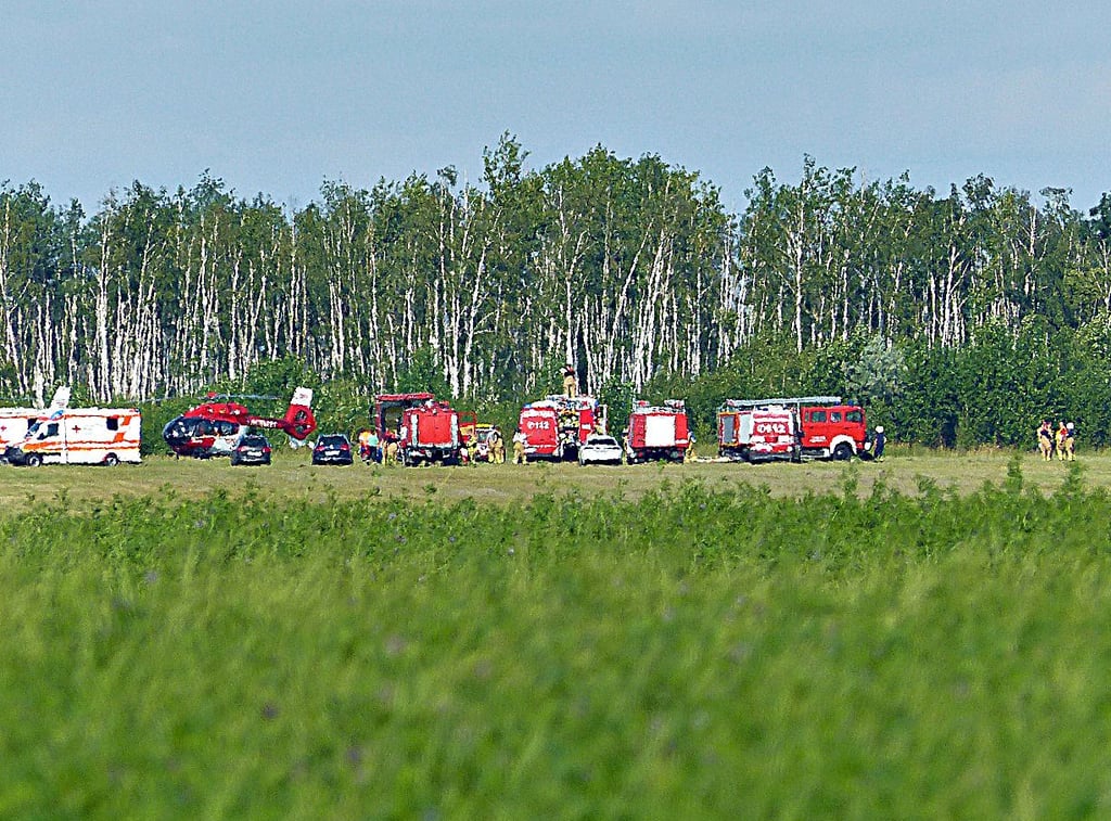 Der Hubschrauber bringt den Schwerverletzten ins Krankenhaus.