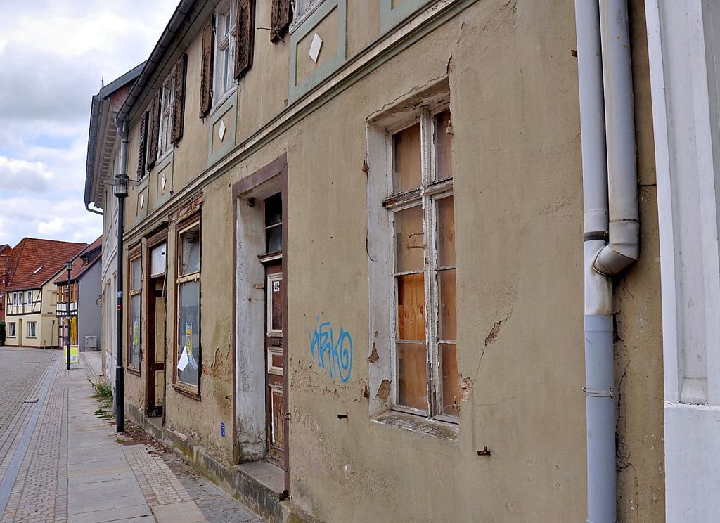 Blick auf das Haus Breite Straße 63 in Osterburg. Die Stadt plant Arbeiten, um das Gebäude vor dem Verfall zu bewahren.