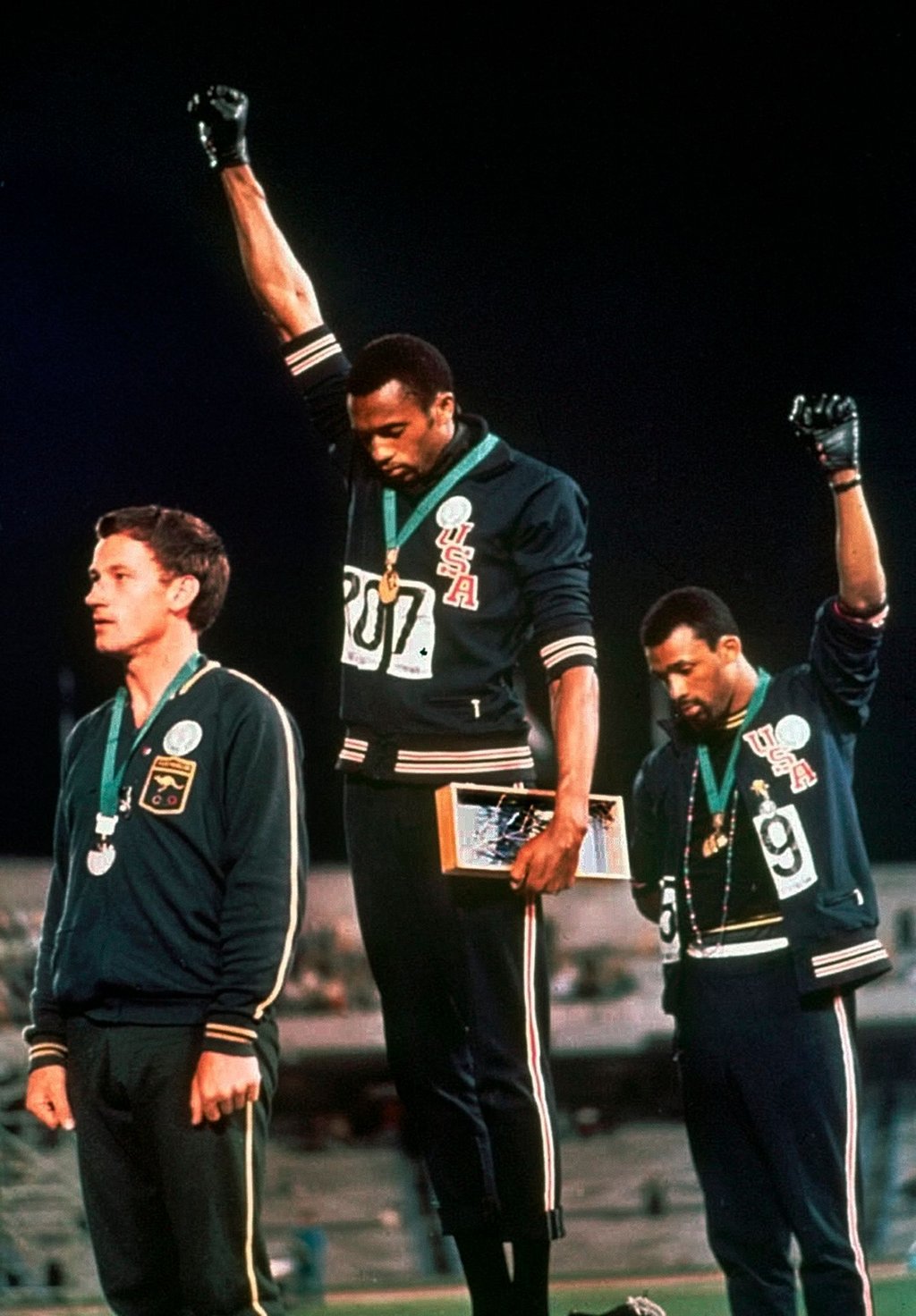 Ein Protest wie von den US-Athleten Tommie Smith (M) und John Carlos (r) 1968 bleibt nach dem IOC bei Olympischen Spielen untersagt.