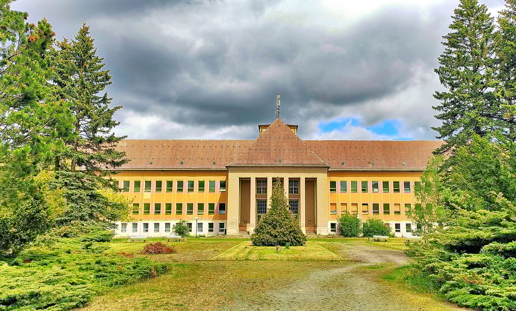 Das Hauptgebäude der früheren Napola auf dem Ziegenberg bei Ballenstedt vom Appellplatz aus gesehen, der zu DDR-Zeiten bepflanzt worden war.