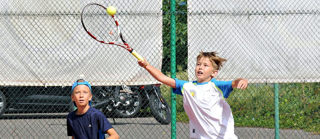 Hannes Beier (l.) und Pady Schubert vom TC Blau-Weiß Schönebeck zogen gegen die Akteure des Biederitzer TC deutlich den Kürzeren.