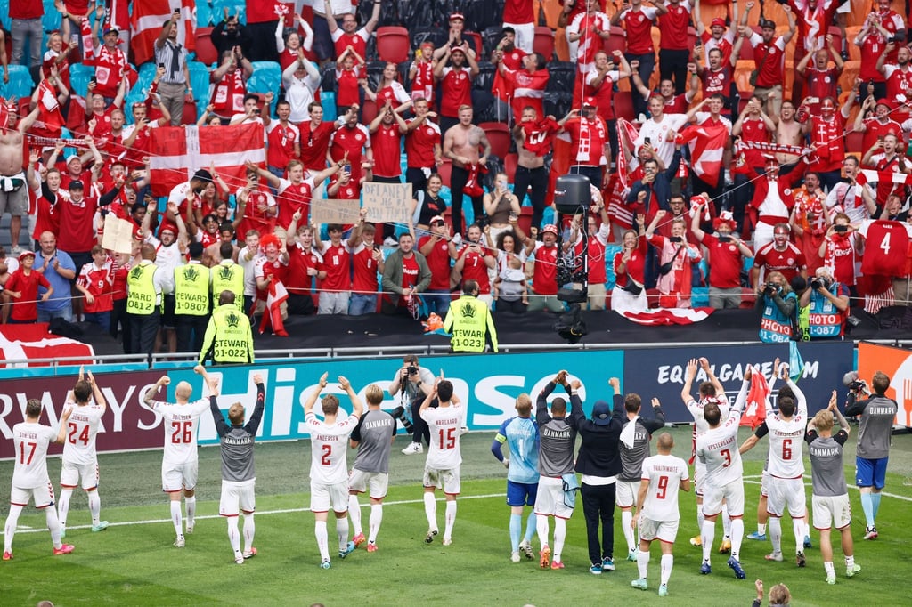 Starker Rückhalt: Dänemarks Kicker feiern mit ihren Fans.