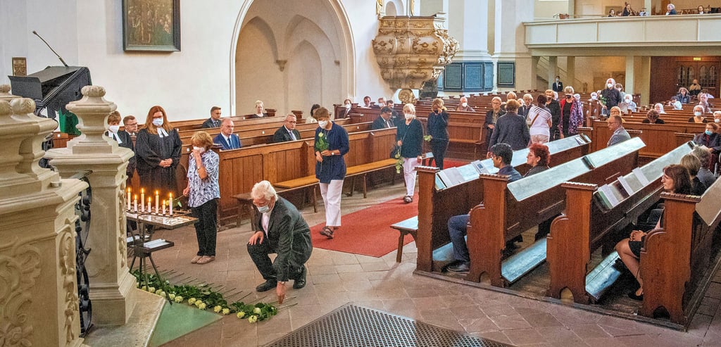 Kerzen und Rosen dienen während des Requiems in der Wenzelskirche als Zeichen des ehrenden Gedenkens der während der Pandemie Verstorbenen.