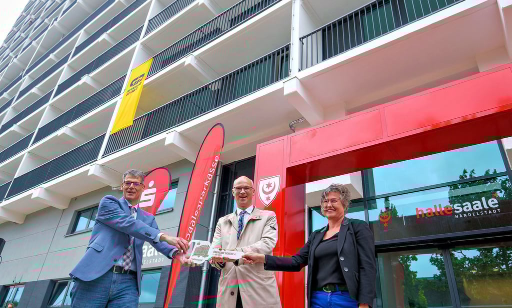 Da ist der Schlüssel: Bürgermeister Egbert Geier (links), Sparkassen-Chef Jürgen Fox und Angela Papenburg bei der Übergabe der Scheibe A.