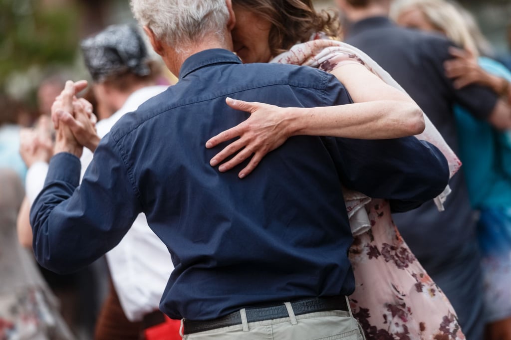 Paare tanzen Tango auf dem Hansaplatz im Stadtteil St.Georg.