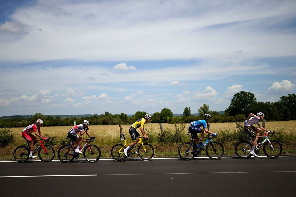 Eine Ausreißergruppe um den Führenden Mathieu van der Poel (M.) prägte die längste Etappe der diesjährigen Tour de France.