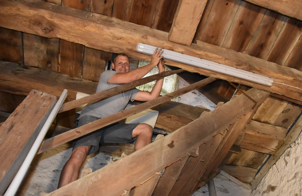 Elektroinstallateur Matthias Kersten aus Behnsdorf legt im Calvörder Kirchturm neue elektrische Leitungen, damit mit der Glockeneinbringung begonnen werden kann. Sein Arbeitgeber, Elektromeister Wolfgang Wenkebach, hat sich für Anlagen in Kirchenbauten spezialisiert.