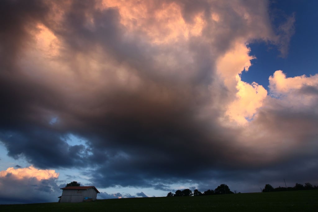 Wolken leuchten im Abendlicht.