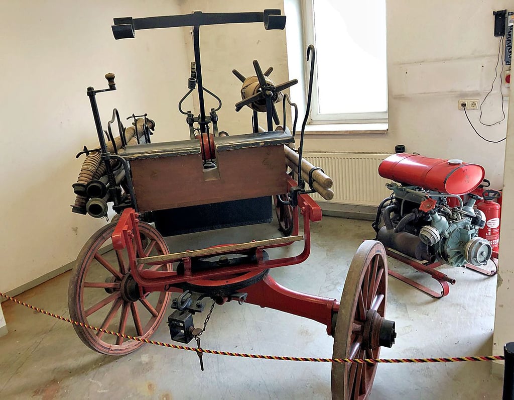 Vor die Handdruckspritze von 1895 wurde ein Pferd gespannt.
