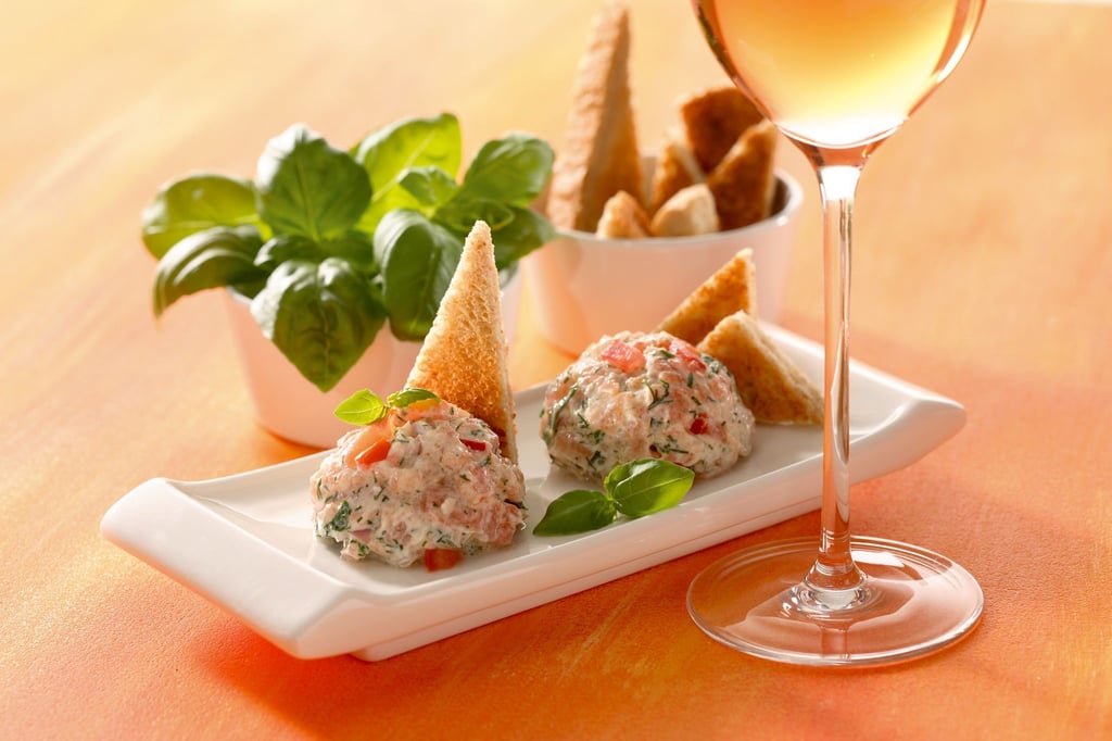 Zu trockenem Rosé passen Rillettes vom gebeizten Lachs. Zum dem Brotaufstrich passen etwas Salatgarnitur und Toastecken.