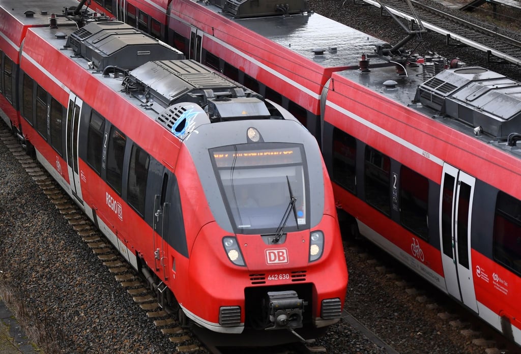 Regionalzüge der Deutschen Bahn fahren über die Gleise.