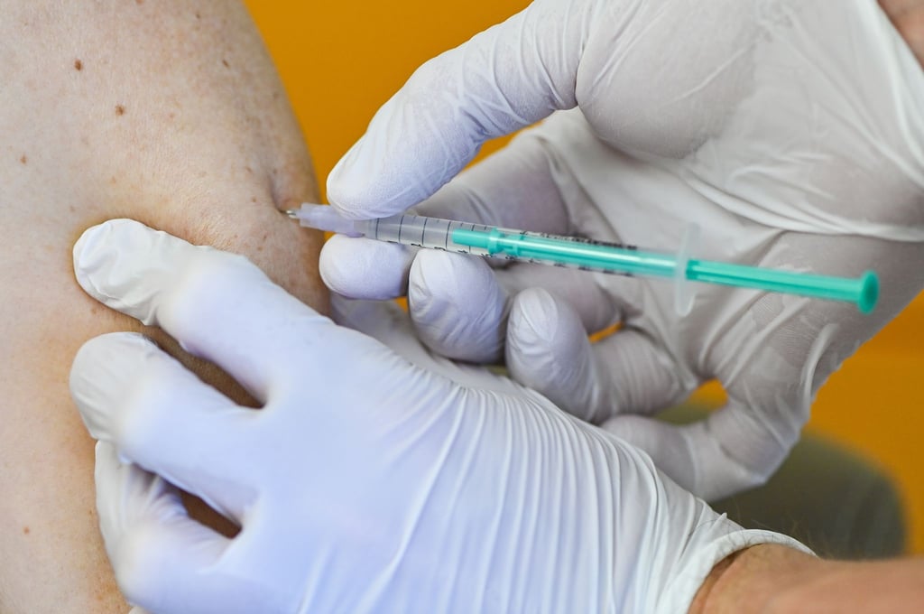 Ein Mann bekommt seine Erstimpfung gegen das Coronavirus mit dem Wirkstoff von Astrazeneca.