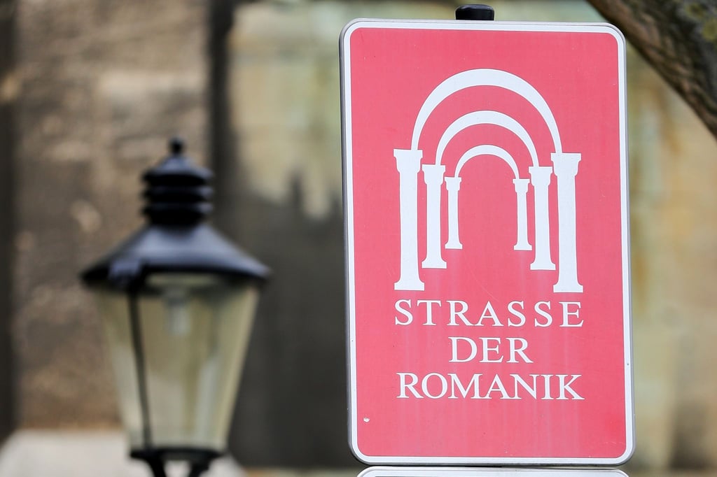 Das Schild „Straße der Romanik“ steht vor dem Naumburger Dom.