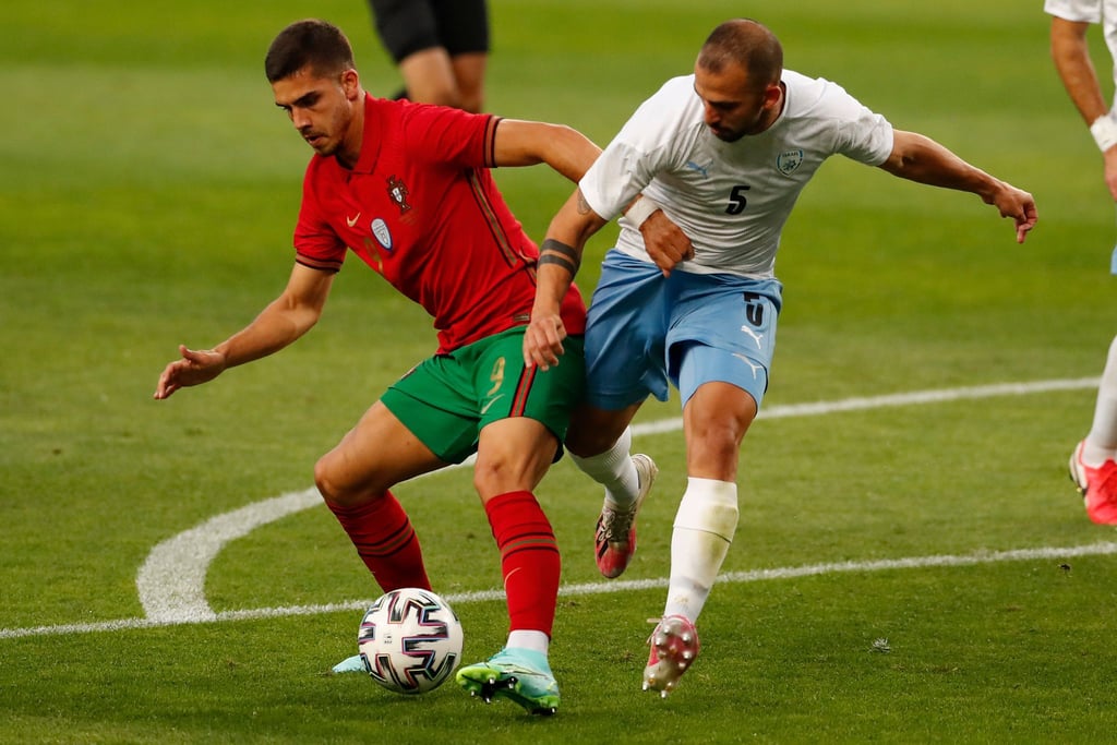 André Silva (l) war für Portugal auch bei der EM aktiv.