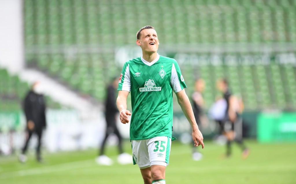 Maximilian Eggestein geht über den Platz.