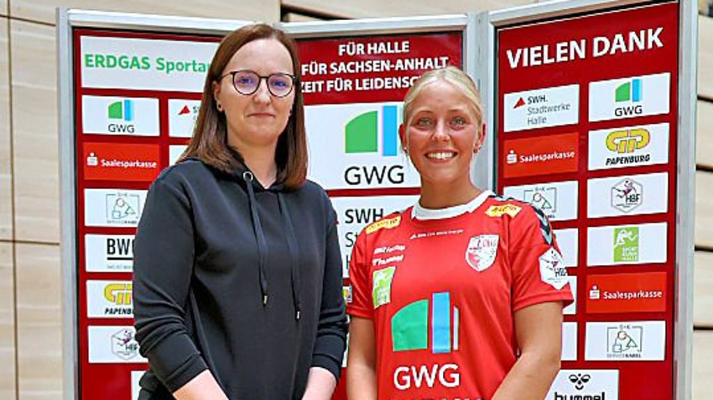 Trainerin Katrin Welter (l.) begrüßt Judith Tietjen.