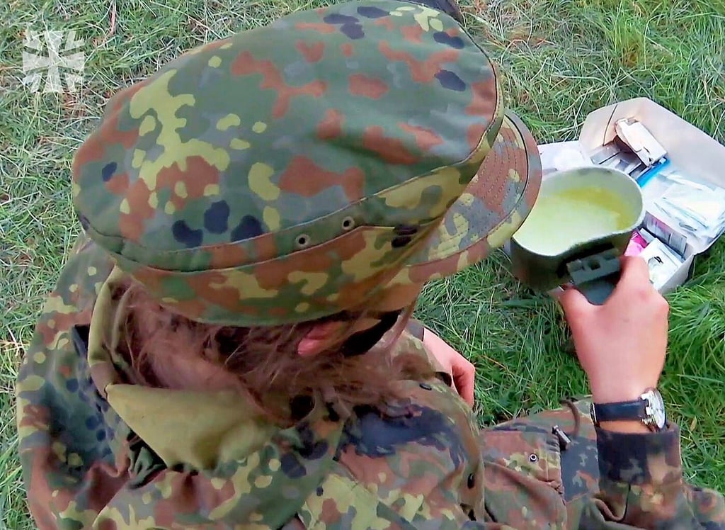 Eine Bundeswehrsoldatin vor einer ? Achtung: Genderungerechtigkeit! ? geöffneten Einmannpackung.