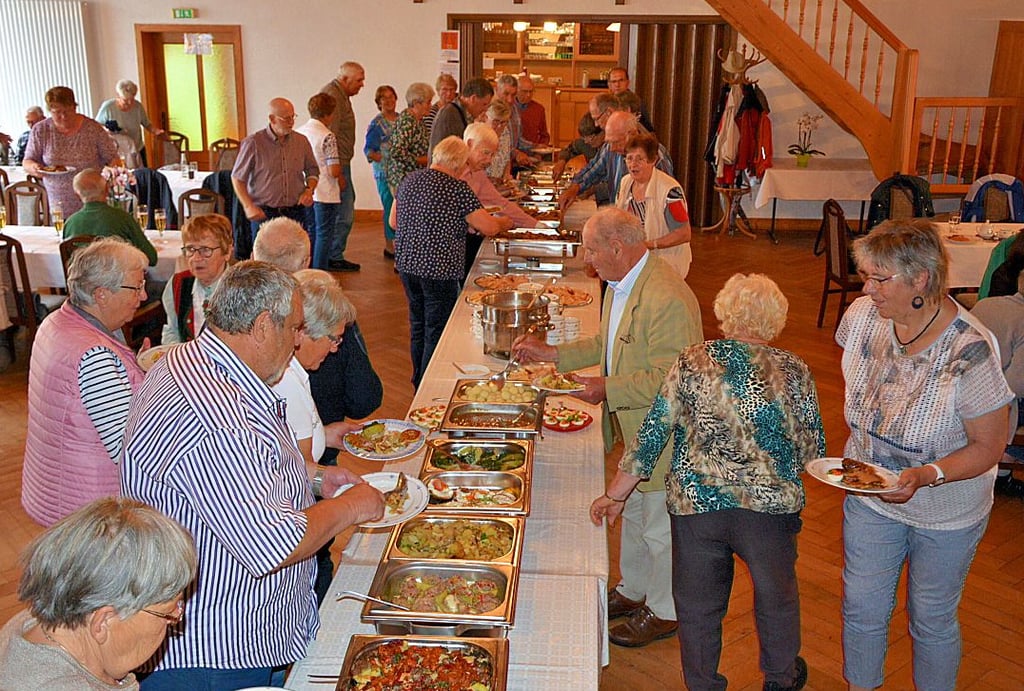 Das Abschiedsbüfett im ?Gasthaus Schulz? Groß Garz. Die Gaststätte war das Stammlokal der Landsenioren Osterburg.