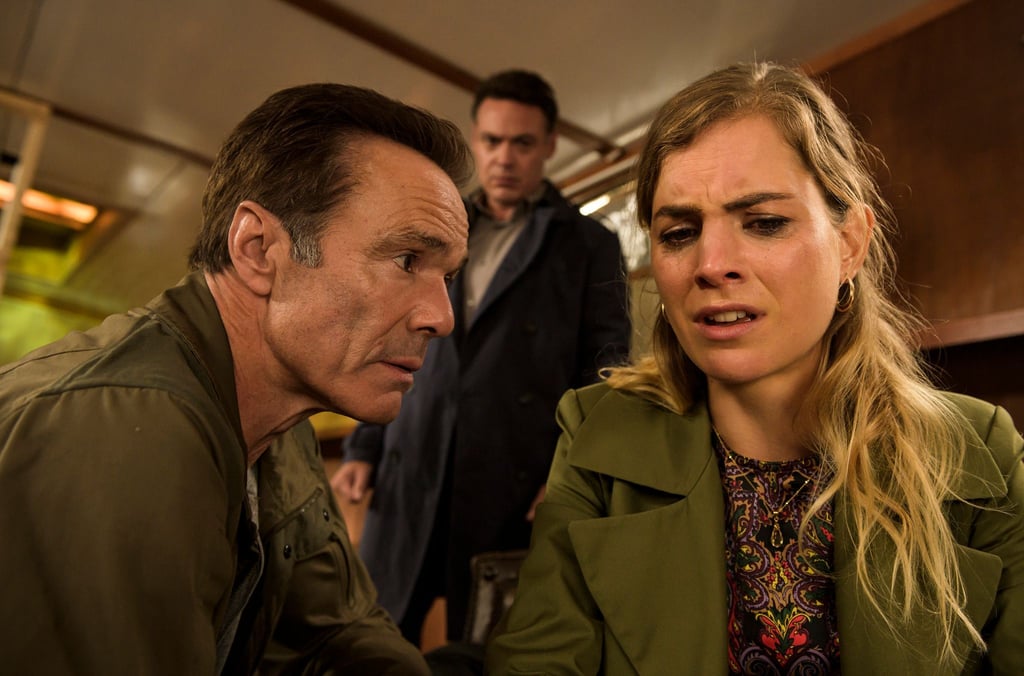 Alex Pollack (Hannes Jaenicke, l) und Bram de Groot (Fedja van Huet) befragen Femke Pieters (Hannah Hoekstra).