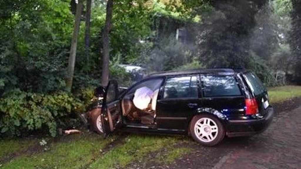 Ein VW-Fahrer flüchtete vor der Polizei durch mehrere Orte im Landkreis Stendal und kollidierte wegen erhöhter Geschwindigkeit mit seinem Pkw gegen einen Baum.