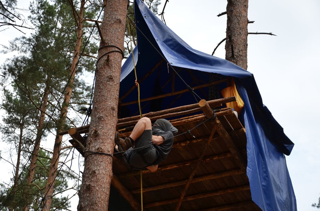 Die Bewohner des A-14-Protestcamps im Losser Forst bei Seehausen (Altmark) müssen ihre Baumhäuser nicht verlassen.