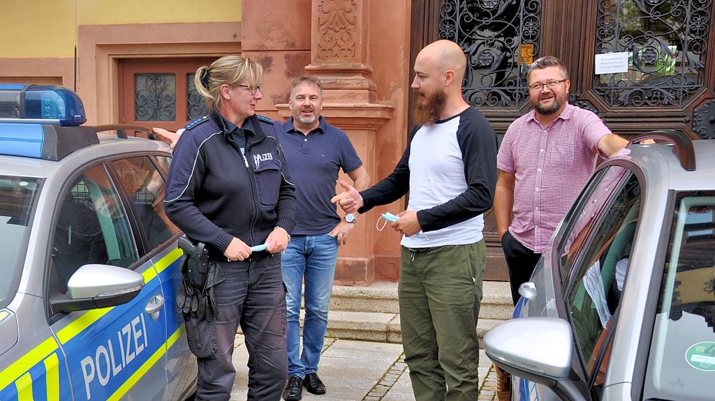 Polizistin Nadine Seiler sprach Donnerstagnachmittag auf dem Marktplatz in Egeln mit dem Verbandsgemeinde-Bürgermeister Michael Stöhr (2.v.l.), dem Bau- und Ordnungsamtsleiter Sascha Josuns und Steven Baumann die weitere Zusammenarbeit ab.