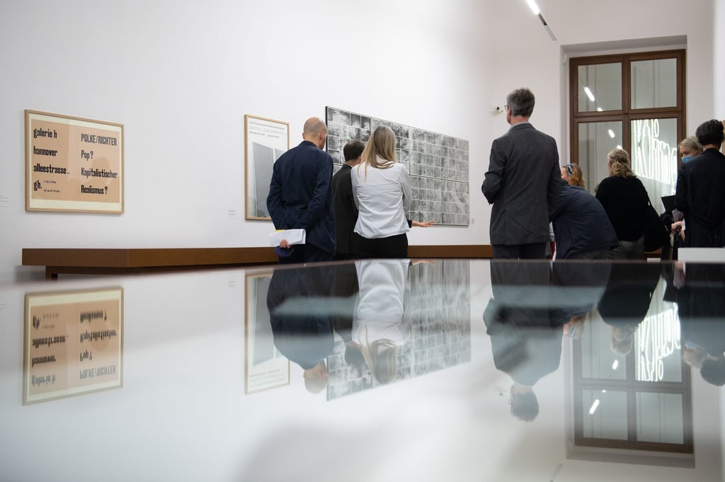 Teilnehmer eines Presserundgangs stehen im Albertinum in der Ausstellung "Gerhard Richter. Bücher".