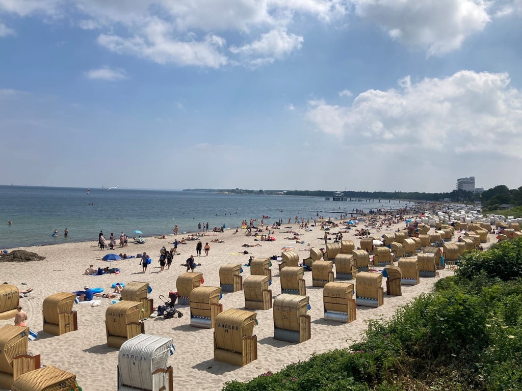 Urlauber und Tagesgäste genießen den Strand an der Lübecker Bucht.