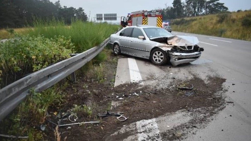 Unfall auf der A 9 im Landkreis Wittenberg: BMW und Leitplanke erlitten Schäden - ein 21-Jähriger wurde verletzt.