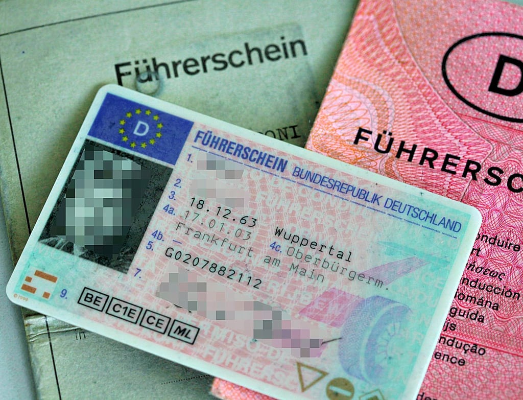 Die seit 2013 gültigen EU-einheitlichen Führerscheine werden immer nur 15 Jahre gültig sein. Danach müssen die Bürger einen neuen Führerschein beantragen, aber keine neue Fahrprüfung absolvieren.