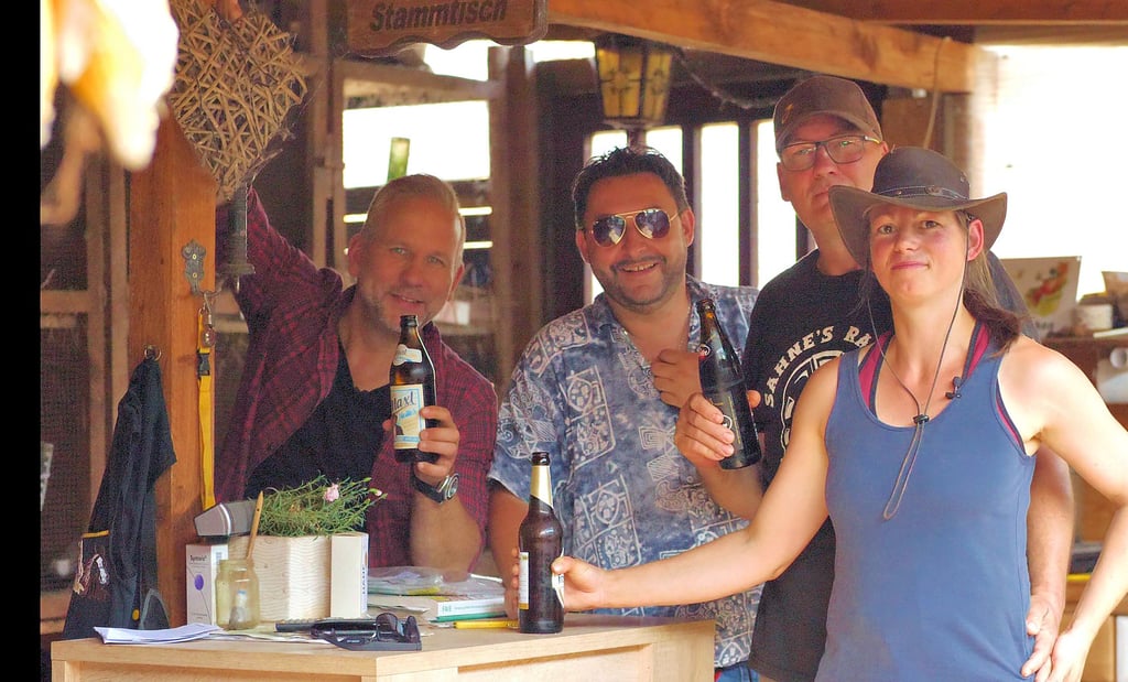 Marc Neblung (v.l.), Denny Schönemann, Mike Leidel und Christiane Wagner stoßen auf der Ranch auf die Filmaufnahmen an.