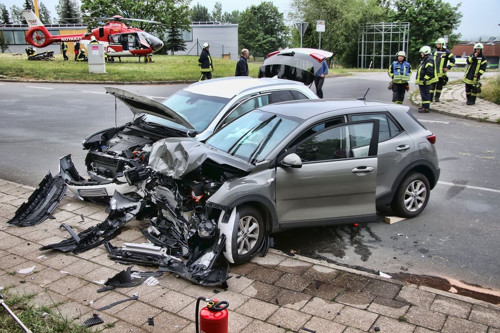 Nach einem schweren Unfall in der Sangerhäuser Karl-Liebknecht-Straße war der Rettungshubschrauber im Einsatz.
