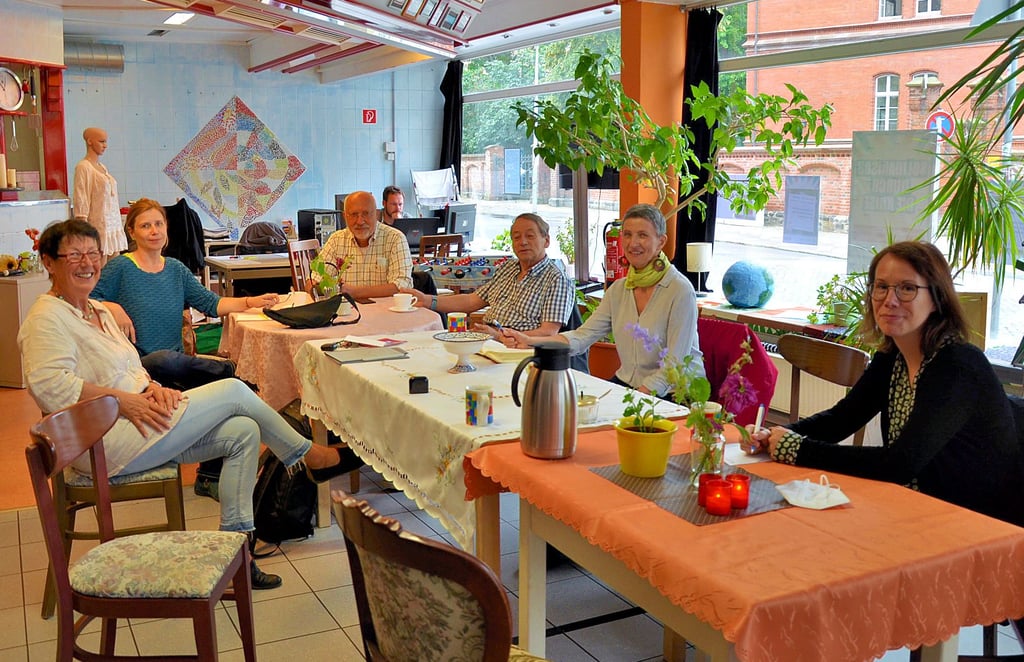 In der Kleinen Markthalle der Freiwilligen-Agentur Altmark in Stendal trafen sich sechs Bürger, die sich über das Thema Bürgerrat ausstauschten.