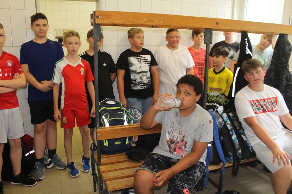 Die vier Umkleidekabinen sind eigentlich viel zu klein, um zwei Klassen gleichzeitig aufnehmen zu können. Sie sind für acht Personen ausgelegt, doch die Klassen haben oft mehr Jungen und Mädchen, die sich eine Kabine teilen müssen.
