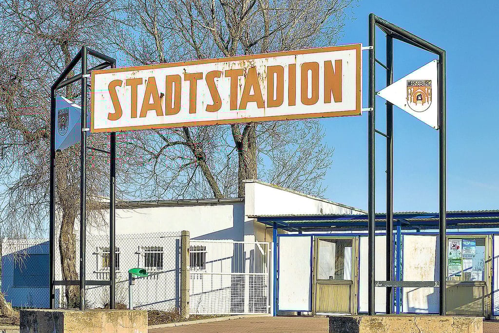 Um Geld zu sparen, will Merseburg das Stadtstadion nicht mehr selbst bewirtschaften, sondern an einen Verein übertragen. Doch es gibt zwei Bewerbungen. Jetzt soll der Stadtrat entscheiden.