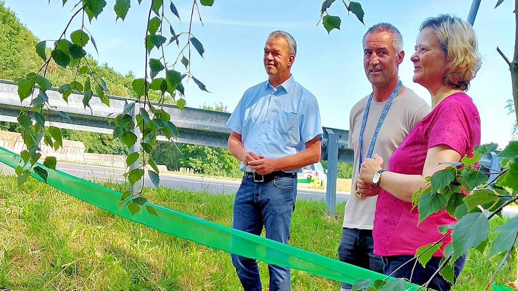 Just-Urenkelin Ariane Kaestner, Axel Jordan und Gerald Fröhlich (von rechts) vor der Eröffnung des Just-Wanderwegs.