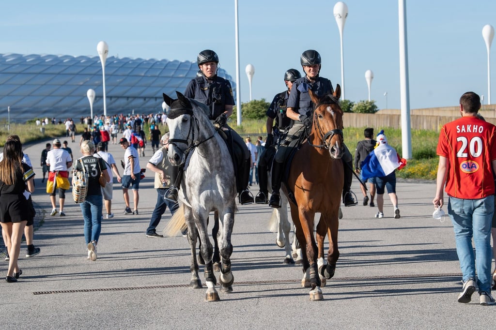 Polizeibeamte der Reiterstaffel patroullieren vor dem EM-Stadion in München.