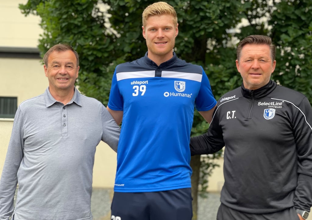 Sport-Geschäftsführer Otmar Schork (l.) und Trainer Christian Titz freuen sich über die Leihe von Benjamin Leneis.