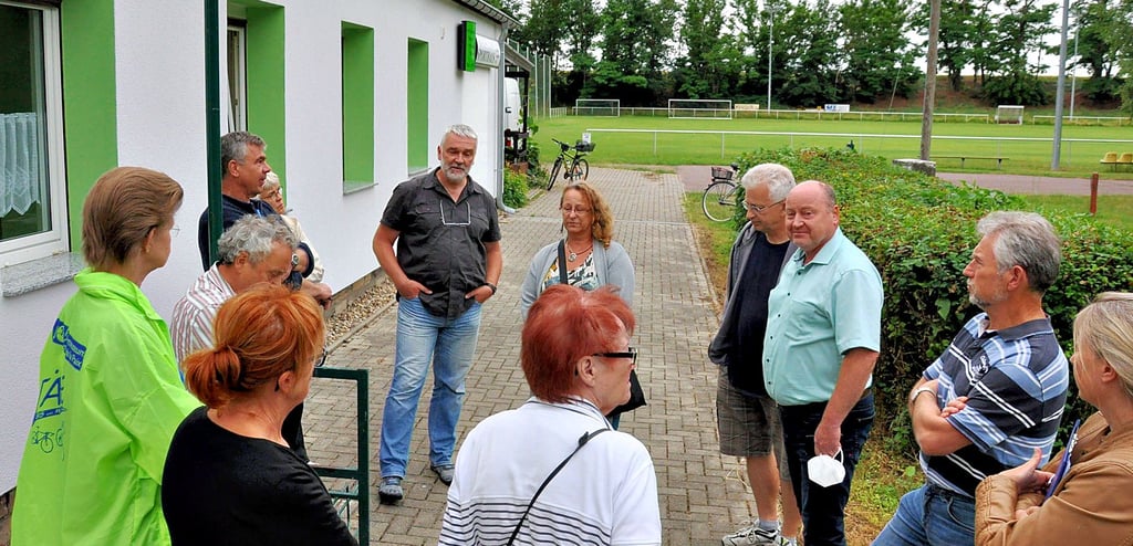 Während die Vertreter der Ilberstedter Vereine sich in der Sportlergaststätte über die Versorgung der Radeltag-Teilnehmer einigen, beraten die anderen Organisatoren im Freien, wie die Ilberstedter Sportstätte am 12. September genutzt werden kann.