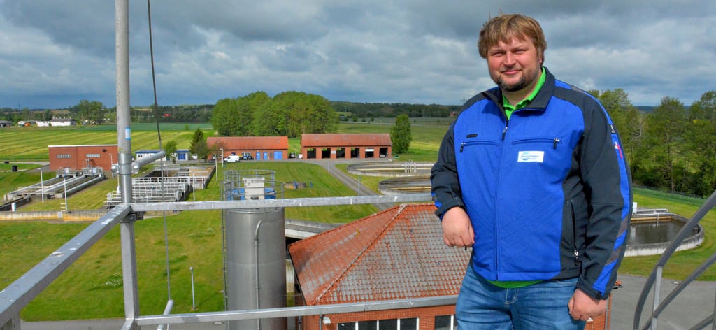 Karsten Scholz, der technische Leiter des Wasserverbandes Gardelegen, hat den vollen Überblick über die Abläufe im Klärwerk.