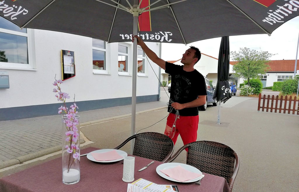 Andreas Schröder öffnet an diesem Freitag seine Pizzeria in Zeitz-Ost nach einer Umbaupause. Bei Sonnenschein kann man im Biergarten verweilen.