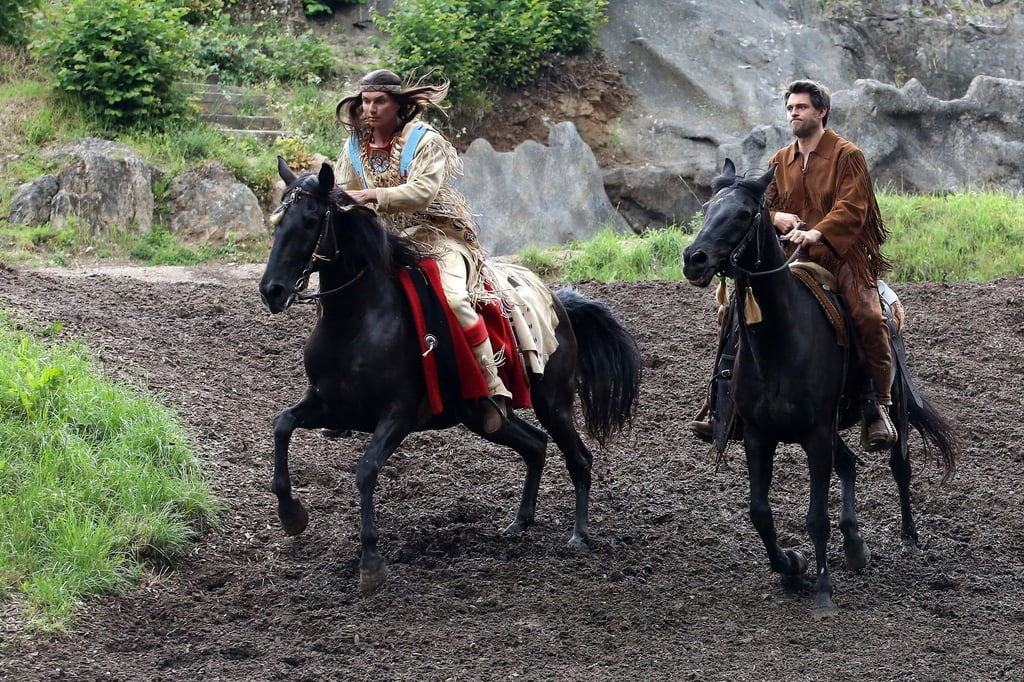 Die Schauspieler Jean-Marc Birkholz (Winnetou, l.) und Martin Krah (Old Shatterhand) reiten bei einer Probe zum Stück „Der Ölprinz“ auf der Freilichtbühne des Elspe Festivals auf ihren Pferden.