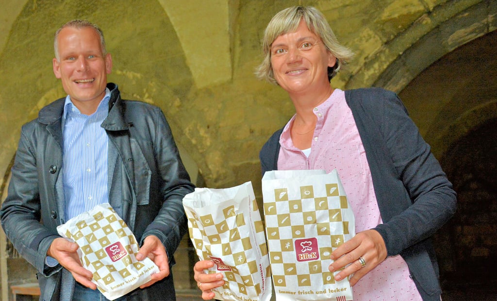 Pfarrer Arnulf Kaus und Kunsthistorikerin Claudia Wyludda mit den Imbisstüten, die in diesem, von der Corona-Pandemie geprägten Jahr für das Friedensfest am Halberstädter Dom ausgereicht werden.