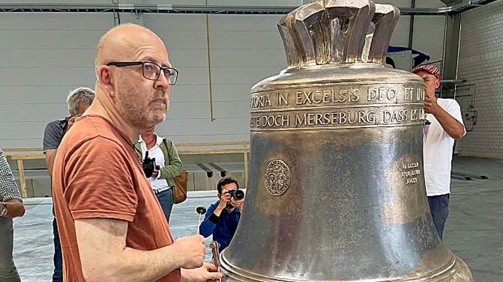 Des Domes neue Glocke. Neben ihr steht der Glockensachverständige der Evangelischen Kirche in Mitteldeutschland, Christoph Schulz.