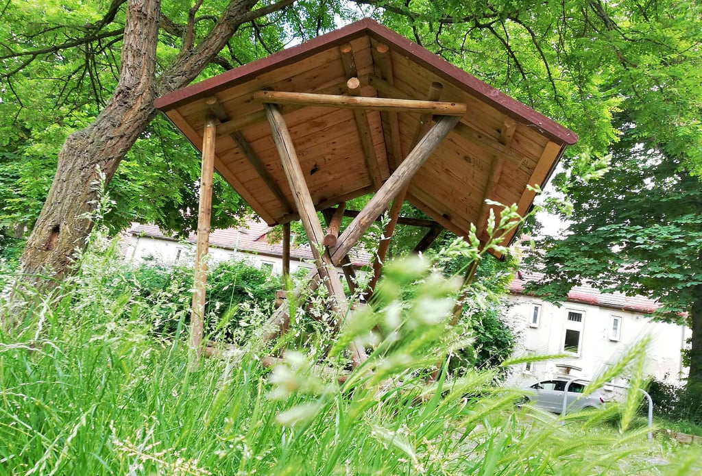 Früher war der Park in Tröglitz ein Ort der Naherholung und ein Treff im Dorf. Heute steht das Gras meterhoch.