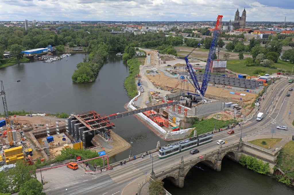 Die Magdeburger Brückenbaustelle aus der Luft. Für den Bau der neuen Verkehrsanlagen zur Anbindung werden ab dem 4. Juni 2021 bist zur geplanten Fertigstellung im August 2023 umfangreiche Sperrungen erforderlich.
