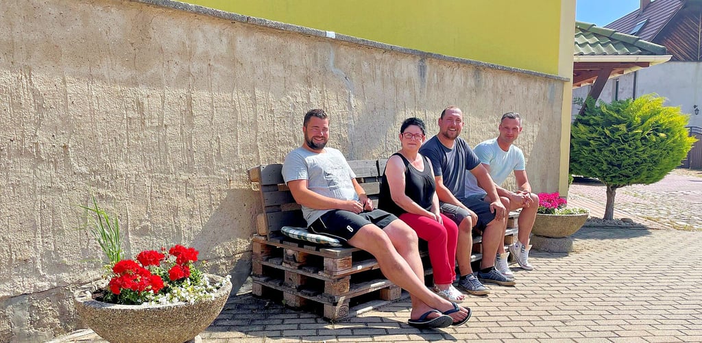 Marcus Paul (l.), Simone Hieke, Nils Rittgarn und Andreas Keil haben es sich auf der Bank gemütlich gemacht.