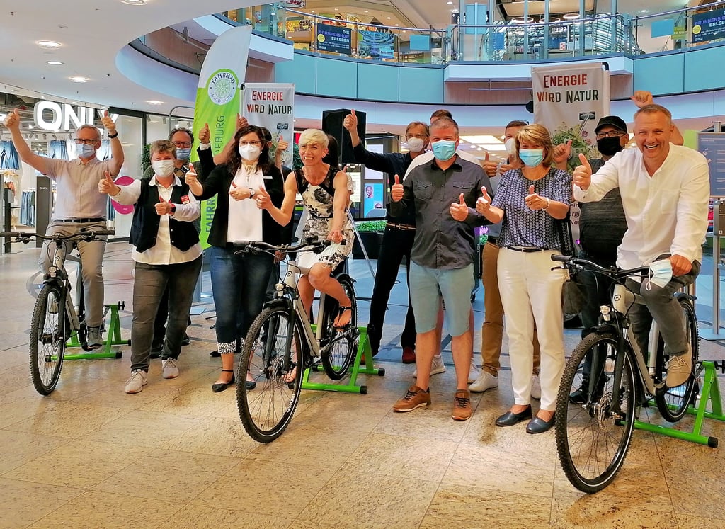 Organisatoren und Sponsoren trafen sich im Allee-Center Magdeburg und setzten sich schon einmal symbolisch auf die Räder.