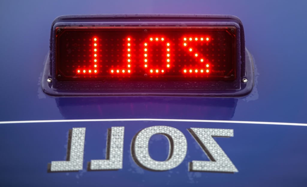 Der Hinweis „Zoll“ erscheint spiegelverkehrt.